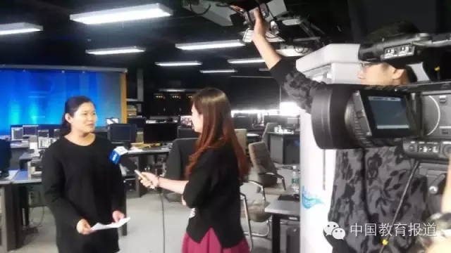 记者高硕表示,总书记在座谈会上对新闻工作者提出了明确要求,尤其提到要成为全媒型、专家型人才,作为一线的新闻记者来说,如何更好掌握新媒体工具、如何用新媒体讲好故事,真正占领这一舆论阵地,是我们每个记者要深入学习研究的,只有真正自我转型,才能推动媒体转型,实现媒体融合。