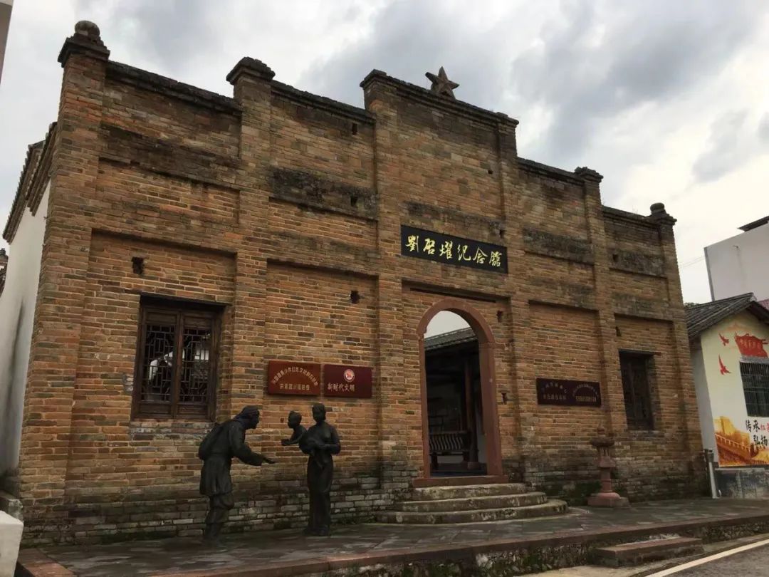 刘启耀烈士纪念馆深感责任重大的刘启耀把小布包系在腰间身穿烂棉袄