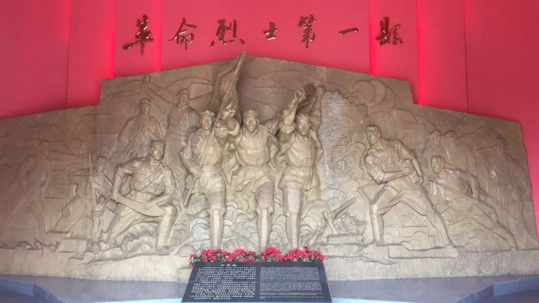 兴国魂雕像 李群 摄兴国革命烈士纪念馆面积2700㎡英名碑廊307㎡由