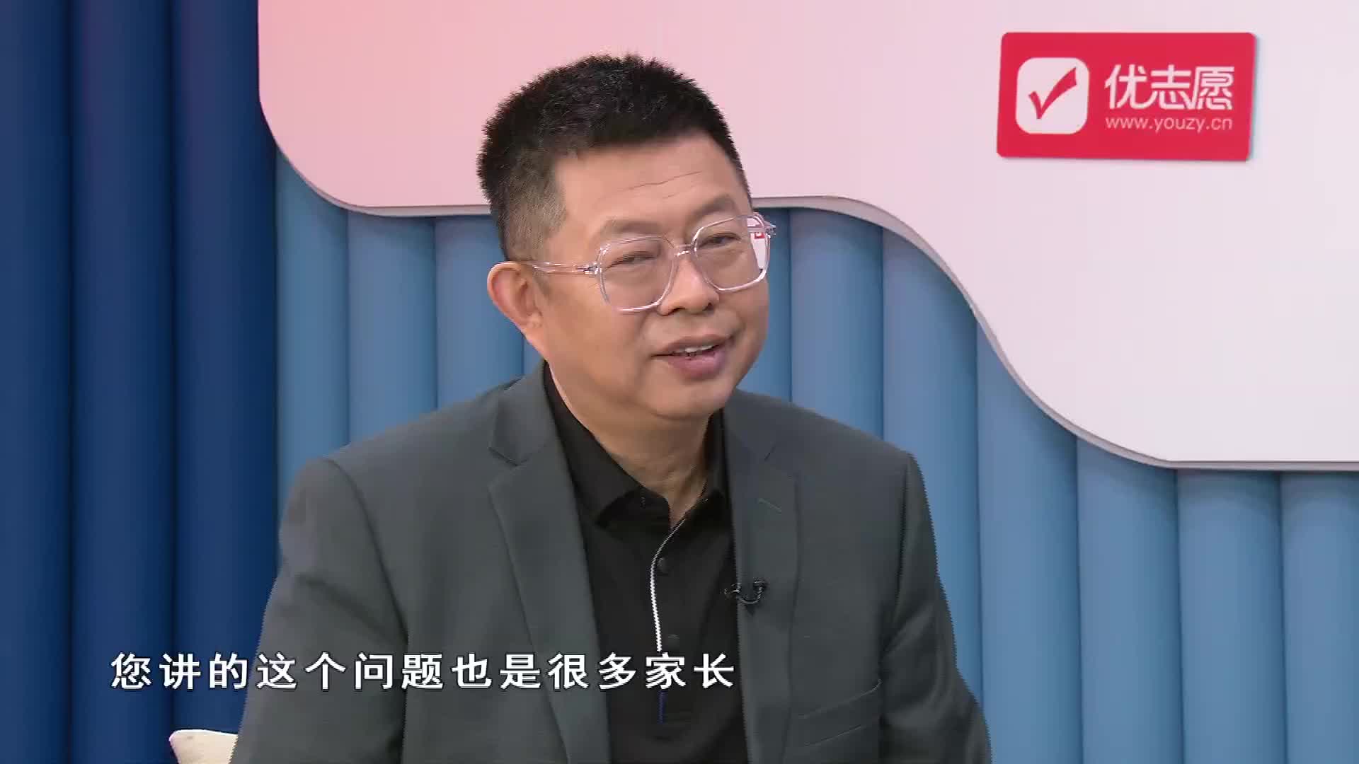 副学士学位需要提前申请 早申请有可能申请到更好的学校