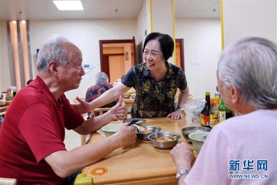 习近平的小康故事 | “让所有老年人都能有一个幸福美满的晚年”