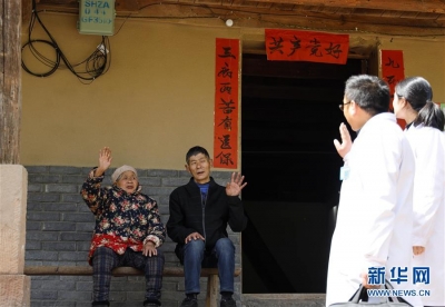 习近平的小康故事｜真正解决好基层群众看病难看病贵问题